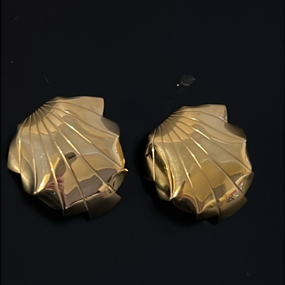 Y2K Givenchy Shiny Gold Plated Etched Abstract Runway Clip Earrings - Picture 7 of 15